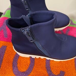 Fitflop Aurora Blue Ankle Boots with Chunky Double Side Zips Very Good Condition